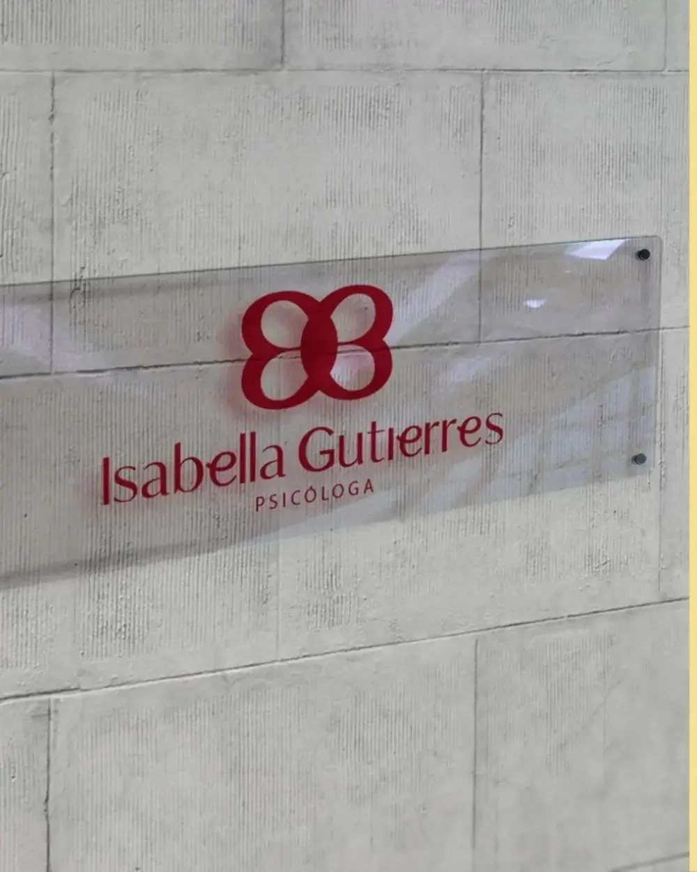 Placa de acrílico com o logotipo em vinho