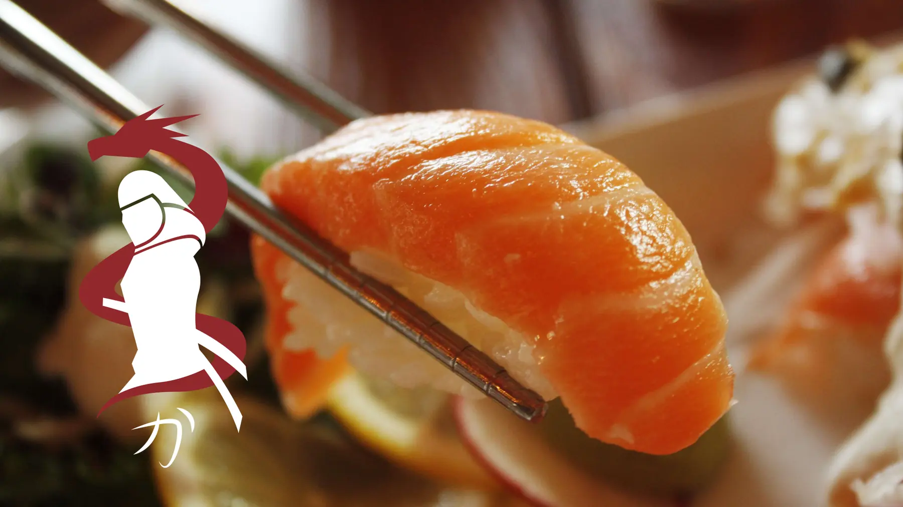 Sushi de salmão com o símbolo da Kamisama