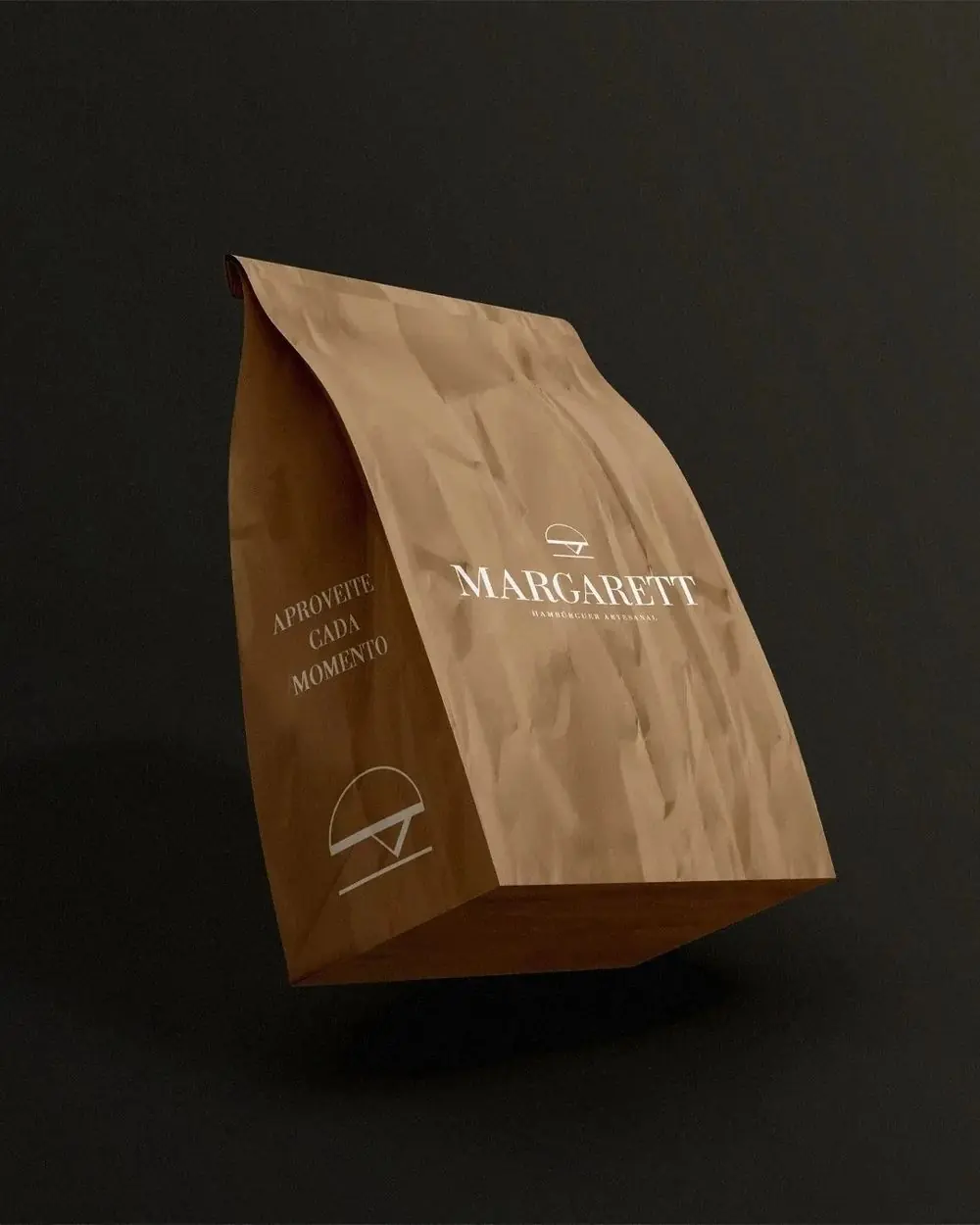 Sacola kraft da Margarett em fundo escuro